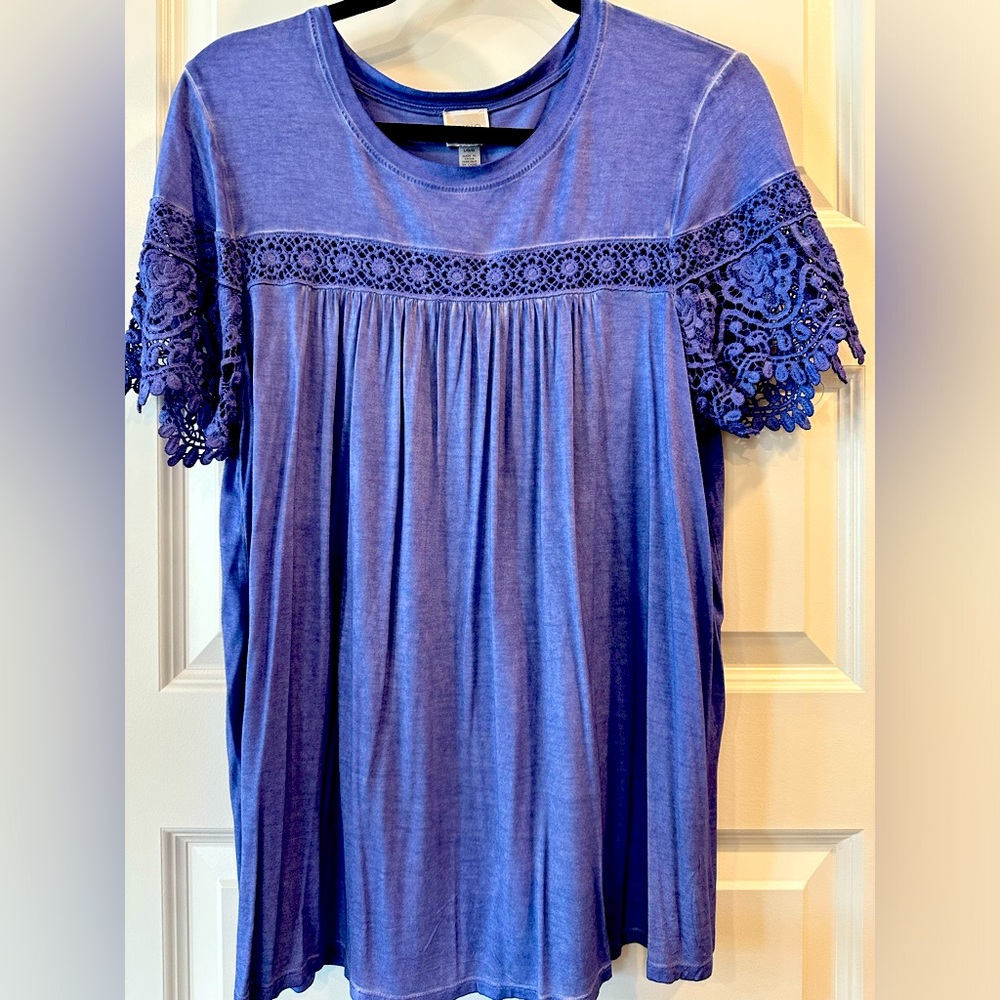 Short sleeve women’s top.
